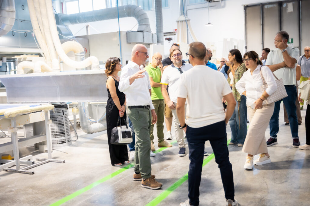 Il CEO di Flessya, Ireneo Perticaroli, spiega le fasi della produzione di una porta interna