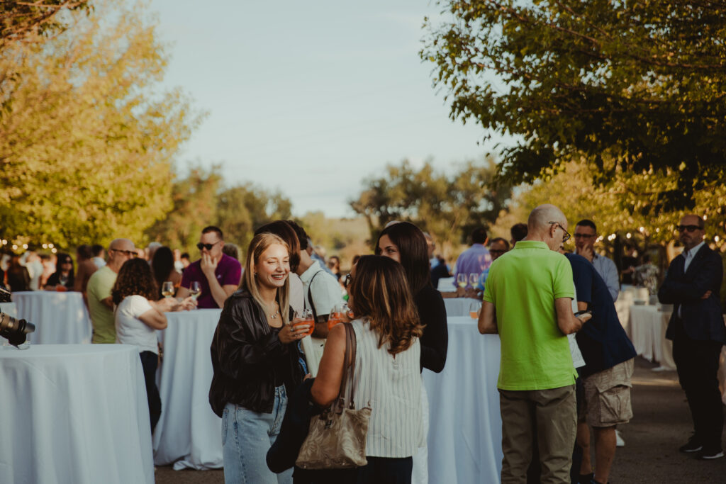 Si brinda tra amici alla festa del ventennale di Flessya