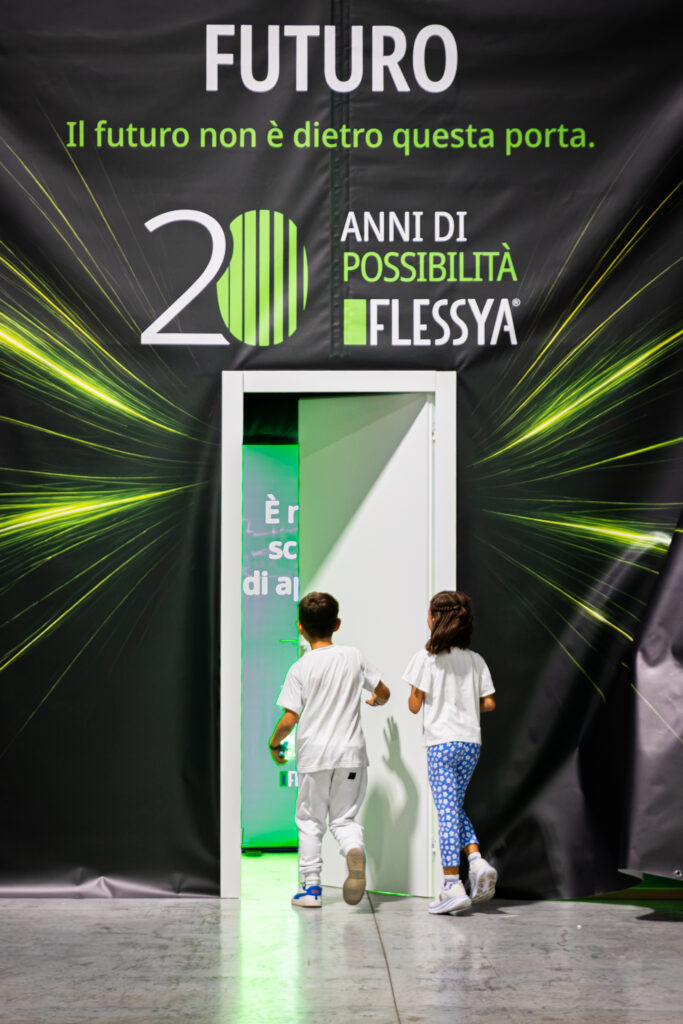 L'installazione esperenziale per i 20 anni di Flessya.