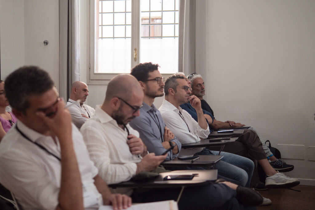 Persone attente, tra cui il nostro Paolo Pantaleoni, durante un incontro collettivo YACademy.