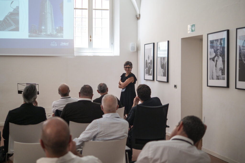 Relatore durante un incontro organizzato da YACademy a Bologna, con il pubblico in ascolto
